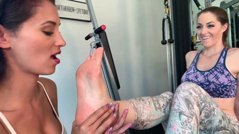 Mädchen verbrennen gemeinsam Kalorien in einer HD-Fitnessstunde mit einem Fußfetisch-Trainer