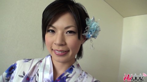 La bella belleza asiática Saki Aoyama en traje tradicional realiza una mamada apasionada al aire libre sin censura.