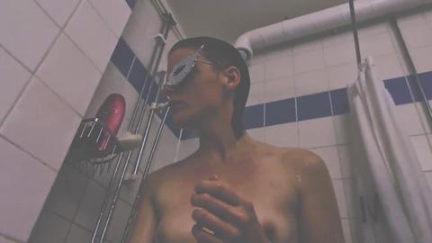 Une séance de masturbation sous la douche mène à un orgasme intense !