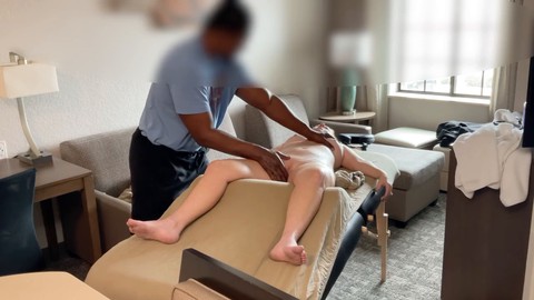 Partie 2 : Le massage sensuel de la femme s'intensifie pour se transformer en sexe torride alors qu'elle désire goûter à sa grosse bite noire