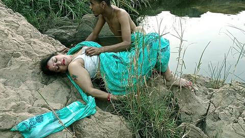 Verführerische indische Tante genießt dampfendes Outdoor-Abenteuer voller grobem Sex