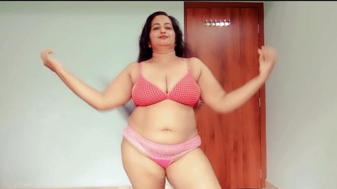 La primera actuación en vivo por cámara de Shaalu que muestra su voluptuosa figura india Desi