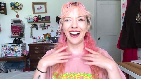 Lilredvelvettt mostra i suoi lunghi capelli con un tutorial su facce divertenti