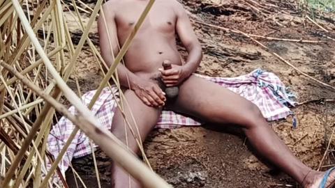 MILF sin depilar con un gran trasero dando una paja en la playa