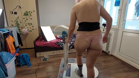 La bella bruna nuda Pinkymadame cucina in cucina con il suo grande sedere e la vagina pelosa