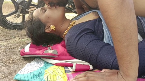 Die indische Professorin Kavita Zawazawi hat ihren Weg mit einem College-Mädchen im Dschungel