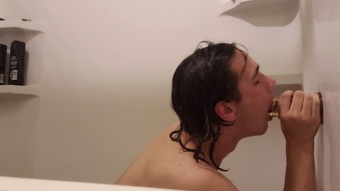 Le piège utilise des jouets sexuels sous la douche pour une finition satisfaisante