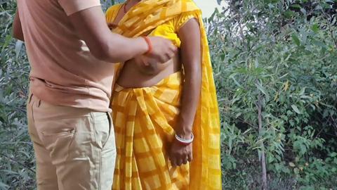 Une tante mature desi d'un village indien chauffe les choses