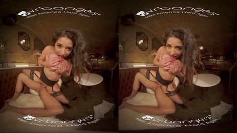 Scopata in Realtà Virtuale: La cameriera arrapata punta a trasformarsi da barista a pornostar nel porno in VR