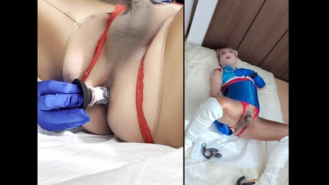 Analspiel mit einem Fake-Penis, während du einen glänzenden Body mit offenem Schritt trägst, viel Spritzen und Brustwarzenvergnügen