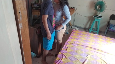 La traviesa ama de casa madura Peach Morena recibe fuertes embestidas en su gran trasero en una acción de hotwife