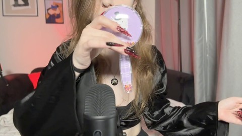 La fille gothique apprécie une séance de chatouillement sensuel ASMR avec une autre lesbienne