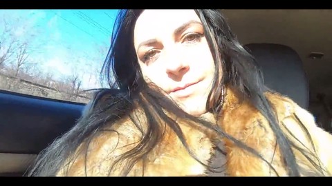 La moglie cuckold Milfycalla va a comprare un cappotto di pelliccia con l'amico di suo marito