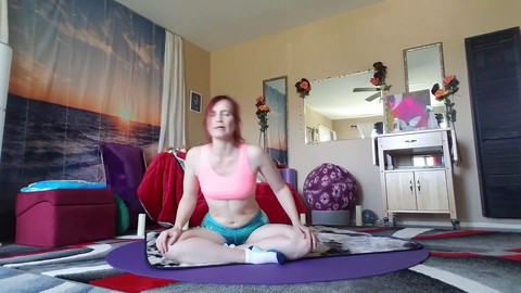 Una donna matura sexy con seni piccoli mostra le sue abilità di yoga