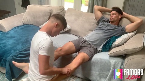 Un intenso massaggio ai piedi con Kendrick Thomas e James Keresford si trasforma in una sessione di sesso gay focosa