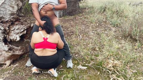 Desi-Ehefrau und Junge haben Spaß im Freien: öffentlicher Blowjob, Po-Spanking und Brust-Drücken