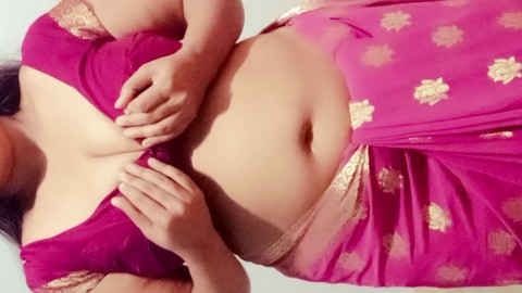 Stupenda ragazza asiatica prosperosa con enormi tette naturali in abito tradizionale si diverte con un piacere hardcore desi con audio in hindi
