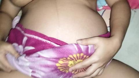 La domestica incinta Pinay in una competizione P4 viene scopata duramente e riceve sperma appiccicoso sulla sua figa
