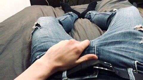 Étudiante taquinant dans son jean bleu après le cours