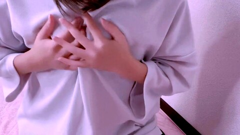 La joven juguetona Hinadxcute se divierte un poco consigo misma en esta escena de anime.