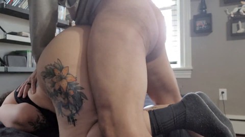 Belle-mère pulpeuse avec un gros cul apprécie une bonne levrette