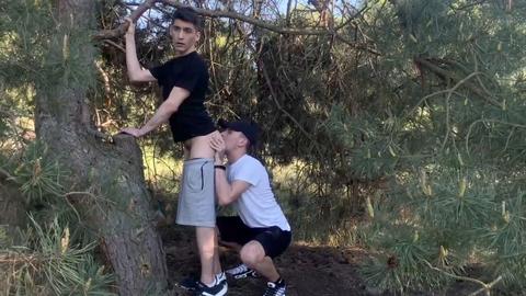 Chicos teniendo sexo al aire libre