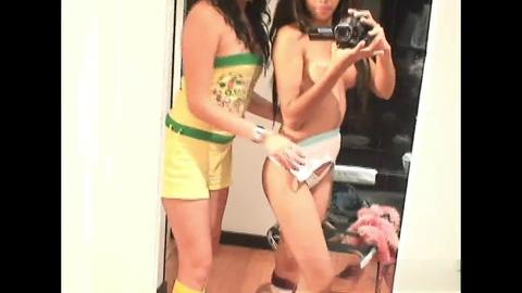 Chicas en acción lesbiana, tomándose selfies frente a espejos