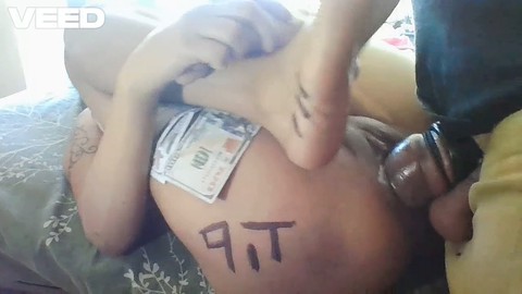 Eine wohlhabende schwarze Dame genießt es, von einem großen schwarzen Schwanz in einer Barszene durchdrungen zu werden.