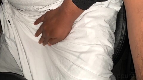 Ein mallu-muslimisches Duo gibt einen wilden Blowjob in einem fahrenden Auto