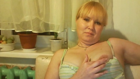 Zwei blonde MILFs in einem hochauflösenden Video, die sich gegenseitig verwöhnen