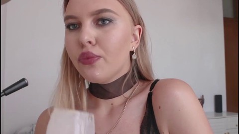 La sensual tentadora ASMR disfruta de plátano y yogur