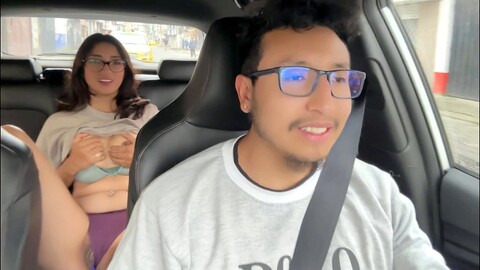 La femme ronde Mausexxxj se donne du plaisir sur la banquette arrière d'un Uber