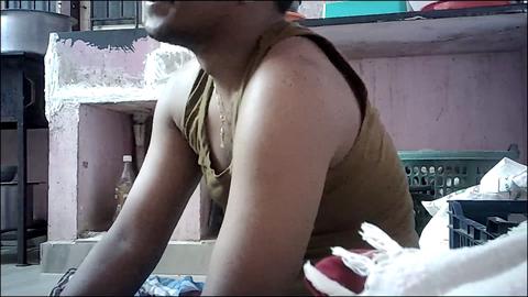 Conversation passionnée entre une femme au foyer indienne aux gros seins naturels et une adolescente au cul magnifique
