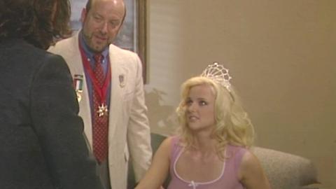 Der Mann belohnt eine Frau mit einer Krone und die andere mit gutem Sex