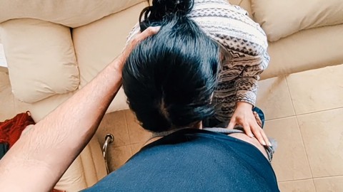 Una MILF latina appassionata offre il miglior piacere orale come moglie attraente.