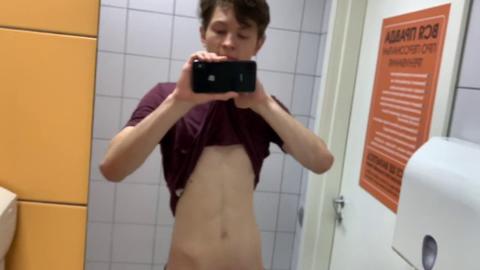 Riskantes Wichsen auf der Toilette im Fitnessstudio fast erwischt von einem heißen Jungen - dampfende Handjob-Action!