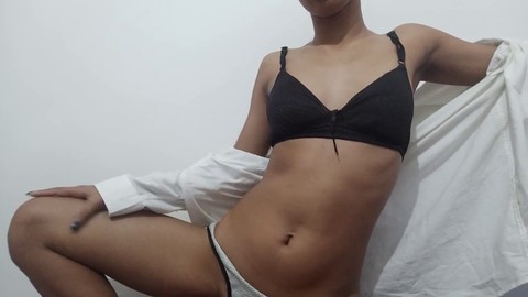 Un aperçu révélateur des fesses et de la chatte sous la serviette