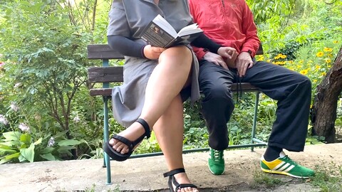 Mi madrastra voluptuosa me ayuda a estudiar para mi examen de literatura en una calurosa sesión al aire libre.