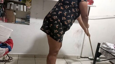 La belle-mère à forte poitrine Karmicoxv range la chambre, partie deux