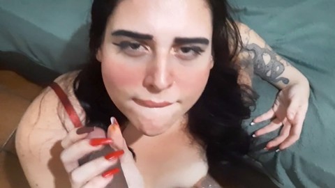 Saftige Brünette gibt dem großen schwarzen Schwanz den ultimativen schlampigen Blowjob und wird mit Sperma bedeckt