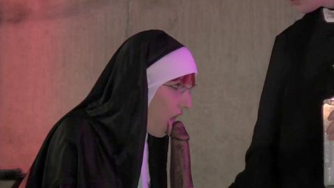 Verbotenes Verlangen zwischen einer ungezogenen Nonne und einem geilen Priester endet in einem explosiven Kerzenlicht-Orgasmus