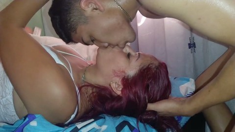 Mi compañero de cuarto se pone nervioso mientras me tiene en frente de mi pareja infiel.