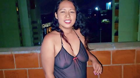 Une chaude milf en lingerie devient coquine dans une vidéo amateur