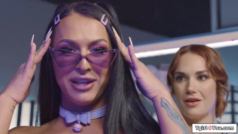 La científica de muñecas Siri Dahl es dominada por la androide trans Khloe Kay en una acción grupal salvaje.