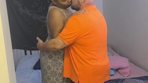 La moglie ebano da un trattamento rude al marito latteo #20