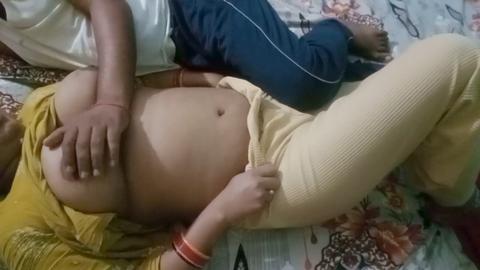 Seductora belleza india mostrando sus pechos y su coño