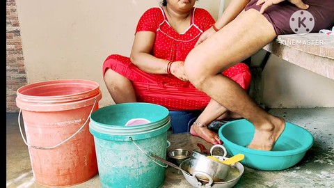La tante indienne Annuakhil descend dans la salle de bain avec une amie