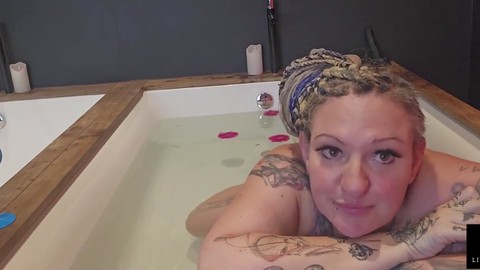 Une maman mature excitée se fait plaisir dans le bain