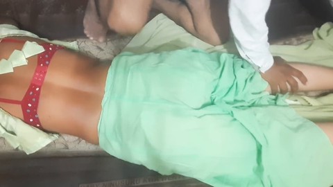 Une épouse indienne chaude profite d'un massage torride avec une fin heureuse