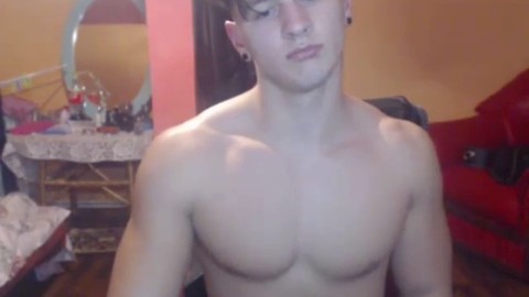 Session de webcam avec un muscle sexy et des minets gays chauds